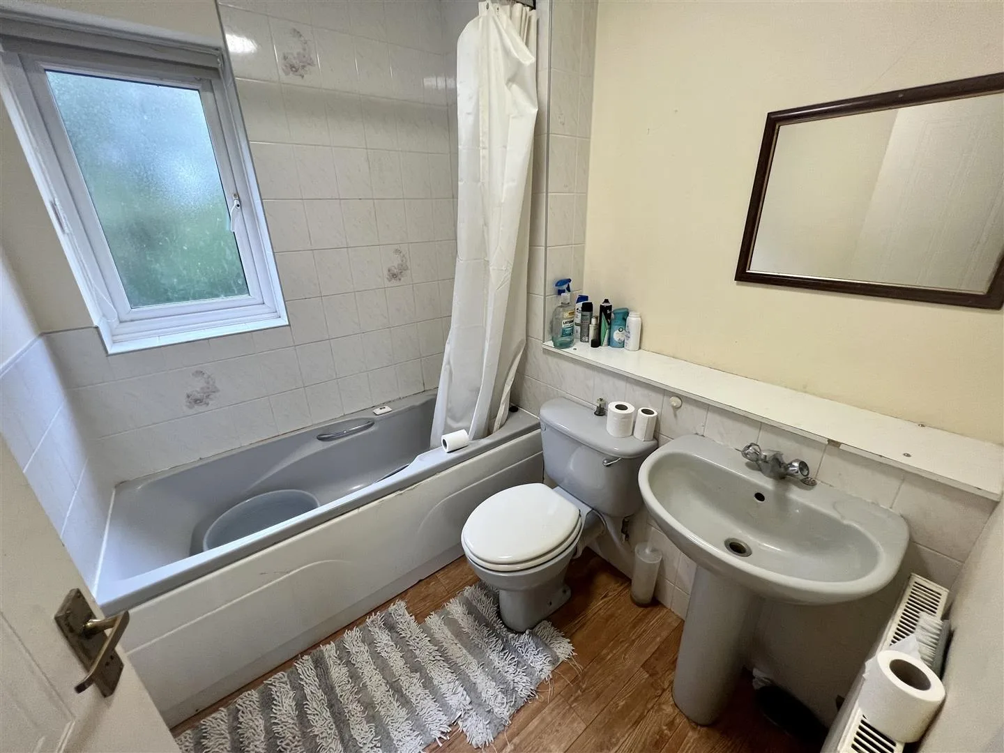 Inside view of a kitchen bathroom with a bathtub